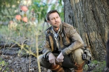 Defiance: Grant Bowler in una scena del pilot della serie