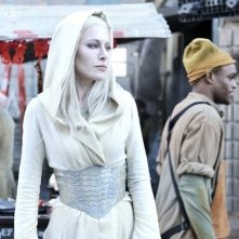 Defiance: Jaime Murray in una scena del pilot della serie