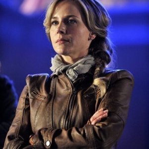 Defiance: Julie Benz in una scena del pilot della serie