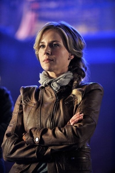 Defiance: Julie Benz in una scena del pilot della serie