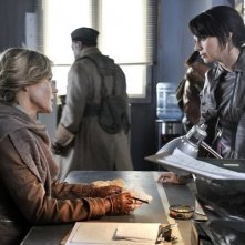 Defiance: Mia Kirshner e Julie Benz in una scena del pilot della serie