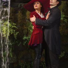 Il grande e potente Oz: James Franco e Mila Kunis, spaventati dalle creature di Oz, si abbracciano