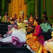 Il grande e potente Oz: Michelle Williams circondata dai bambini di Oz