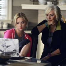 Pretty Little Liars: Ashley Benson e Betty Buckley nell'episodio She's Better Now