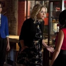 Pretty Little Liars: Troian Bellisario ed Ashley Benson nell'episodio Mona-Mania