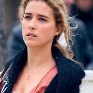 Un primo piano di Vahina Giocante in Un prince (presque) charmant