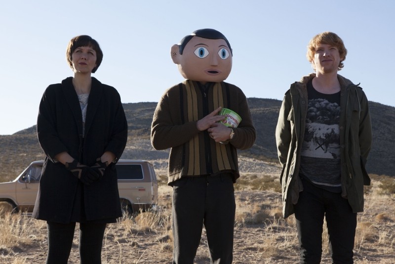 Maggie Gyllenhaal, Michael Fassbender e Domhnall Gleeson nella prima immagine di Frank