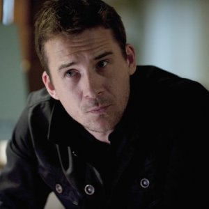 Barry Sloane nell'episodio Confidence della seconda stagione della serie TV Revenge