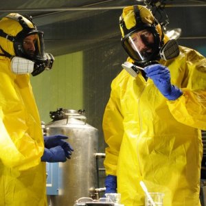 Breaking Bad: Aaron Paul e Bryan Cranston in una scena dell'episodio Hazard Pay
