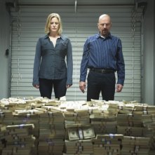 Breaking Bad: Anna Gunn e Bryan Cranston nell'episodio Gliding Over All