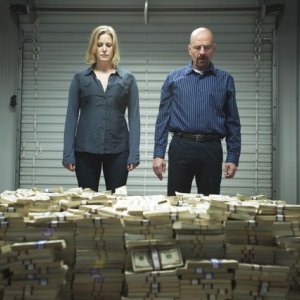 Breaking Bad: Anna Gunn e Bryan Cranston nell'episodio Gliding Over All