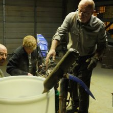 Breaking Bad: Bryan Cranston, Jesse Plemons e Jonathan Banks in una scena dell'episodio Buyout