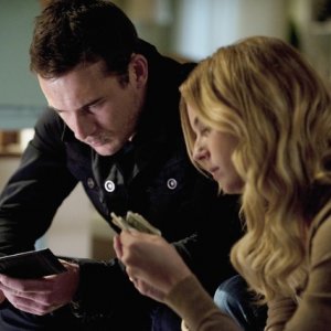 Emily VanCamp e Barry Sloane nell'episodio Confidence della seconda stagione della serie TV Revenge