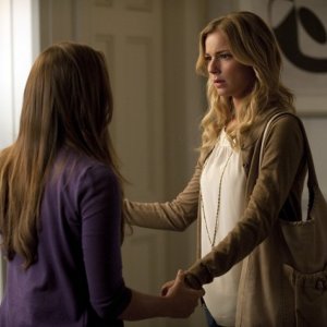 Emily VanCamp e Christa B. Allen nell'episodio Resurrection della seconda stagione della serie TV Revenge