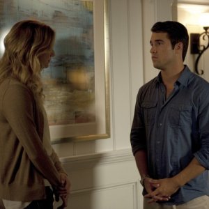 Emily VanCamp e Josh Bowman nell'episodio Resurrection della seconda stagione della serie TV Revenge