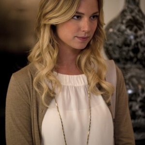 Emily VanCamp nell'episodio Resurrection della seconda stagione della serie TV Revenge
