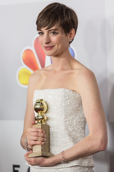 Golden Globes 2013 Anne Hathaway Posa Con Il Premio Ricevuto Per Les Miserables 263065