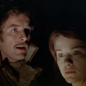 La notte dei diavoli: Gianni Garko con Agostina Belli in una scena del film