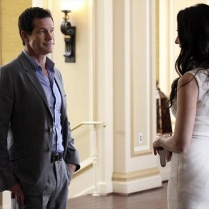 Revenge: Dylan Walsh  e Madeleine Stowe nell'episodio Collusion della seconda stagione della serie