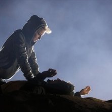 Revenge: Emily VanCamp e Barry Sloane in una scena dell'episodio Power della seconda stagione della serie