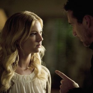 Revenge: Emily VanCamp e Barry Sloane nell'episodio Confidence della seconda stagione della serie