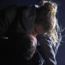 Revenge: Emily VanCamp e Barry Sloane nell'episodio Power della seconda stagione della serie