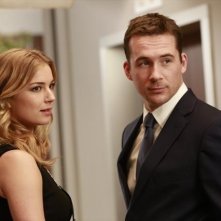 Revenge: Emily VanCamp e Barry Sloane nell'episodio Revelations della seconda stagione della serie