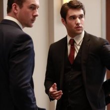 Revenge: Josh Bowman e Barry Sloane nell'episodio Revelations della seconda stagione della serie