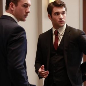 Revenge: Josh Bowman e Barry Sloane nell'episodio Revelations della seconda stagione della serie