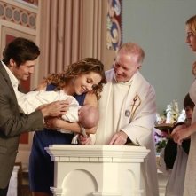 Revenge: Nick Wechsler, Margarita Levieva, Daniel Graves ed Emily VanCamp nell'episodio Revelations della seconda stagione della serie