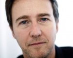Edward Norton dice no alle armi