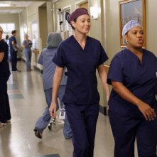 Grey's Anatomy: Ellen Pompeo con Chandra Wilson in una scena dell'episodio Beautiful Doom, della nona stagione