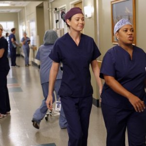 Grey's Anatomy: Ellen Pompeo con Chandra Wilson in una scena dell'episodio Beautiful Doom, della nona stagione