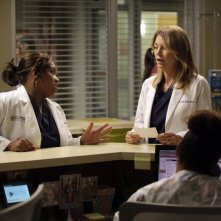 Grey's Anatomy: Ellen Pompeo e Chandra Wilson in una scena dell'episodio Beautiful Doom, della nona stagione