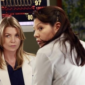 Grey's Anatomy: Ellen Pompeo e Sara Ramirez nell'episodio Love Turns You Upside Down, della nona stagione