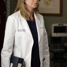 Grey's Anatomy: Ellen Pompeo in una scena dell'episodio Beautiful Doom, della nona stagione