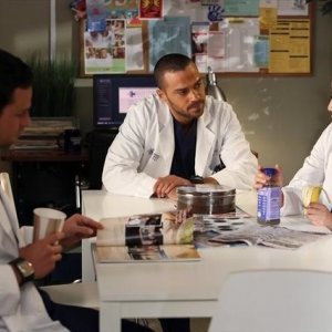 Grey's Anatomy: Justin Chambers, Jesse Williams e Sandra Oh nell'episodio The End is the Beginning is the End, della nona stagione