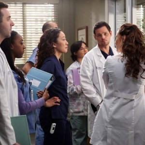 Grey's Anatomy: Justin Chambers, Sandra Oh e altri membri del cast nell'episodio The End is the Beginning is the End, della nona stagione