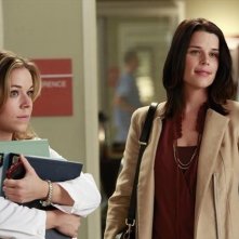 Grey's Anatomy: Neve Campbell e Tina Majorino nell'episodio Love Turns You Upside Down, della nona stagione