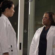 Grey's Anatomy: Sandra Oh e Chandra Wilson nell'episodio I Was Made for Lovin' You, della nona stagione