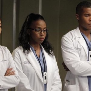 Grey's Anatomy: Sandra Oh, Jerrika Hinton e Gaius Charles nell'episodio I Was Made for Lovin' You, della nona stagione