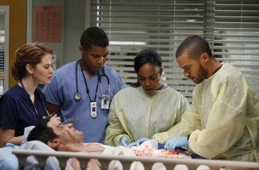 Grey's Anatomy: Sarah Drew, Richard Kahan, Gaius Charles, Jerrika Hinton e Jesse Williams nell'episodio Thigns We Said Today, della nona stagione