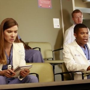 Grey's Anatomy: Tessa Ferrer, Gaius Charles e Kevin McKidd nell'episodio Love Turns You Upside Down, della nona stagione