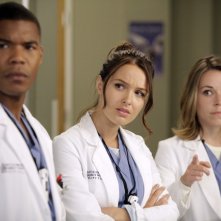 Grey's Anatomy: Tina Majorino, Gaius Charles e Camilla Luddington nell'episodio Beautiful Doom, della nona stagione