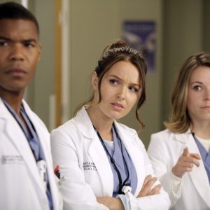 Grey's Anatomy: Tina Majorino, Gaius Charles e Camilla Luddington nell'episodio Beautiful Doom, della nona stagione
