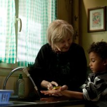 Bernadette Lafont in Paulette con il piccolo Ismaël Dramé