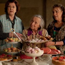 Carmen Maura, Dominique Lavanant, Françoise Bertin in una 'dolce' sequenza di Paulette.