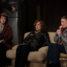 Carmen Maura, Dominique Lavanant, Françoise Bertin nella commedia Paulette.