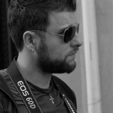 Il regista Alessandro Tesei sul set del suo documentario Fukushame: il Giappone perduto