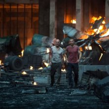 Bruce Willis e Jai Courtney si allontanano dalla catastrofe in Die Hard - Un buon giorno per morire